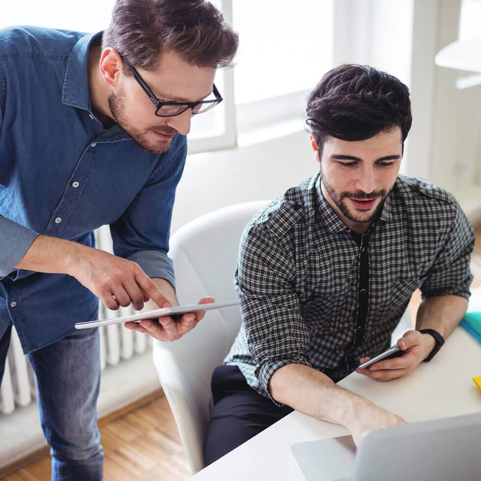 Développeurs travaillant sur la modernisation d’un système