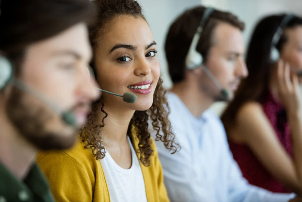 Conseillère du service client au téléphone