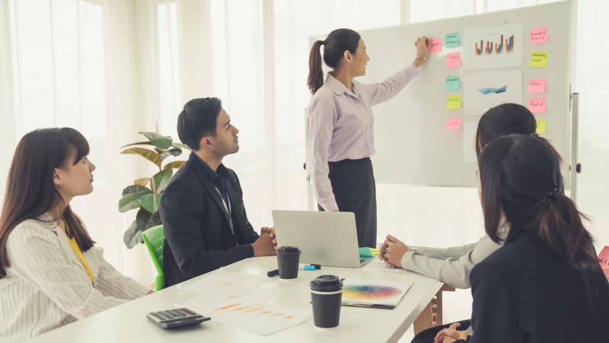 Équipe pilotant un projet web sur un tableau