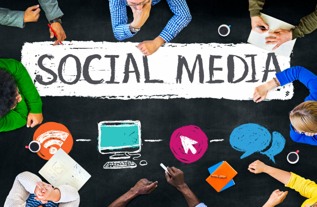 Smartphone affichant des applications de réseaux sociaux