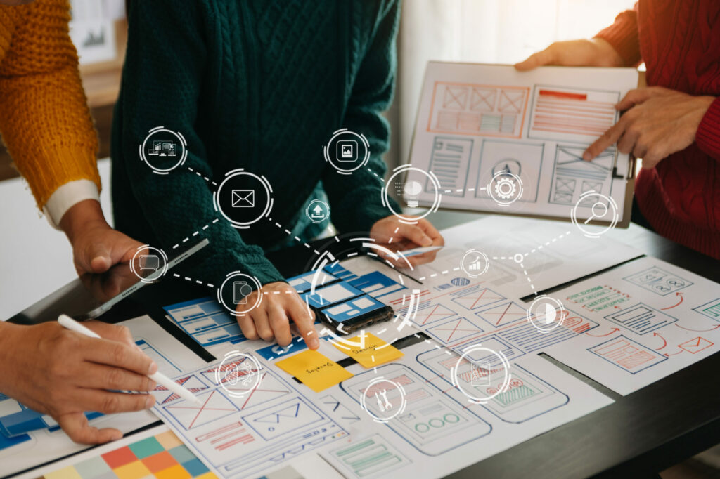 Maquettes d’ergonomie web sur un bureau