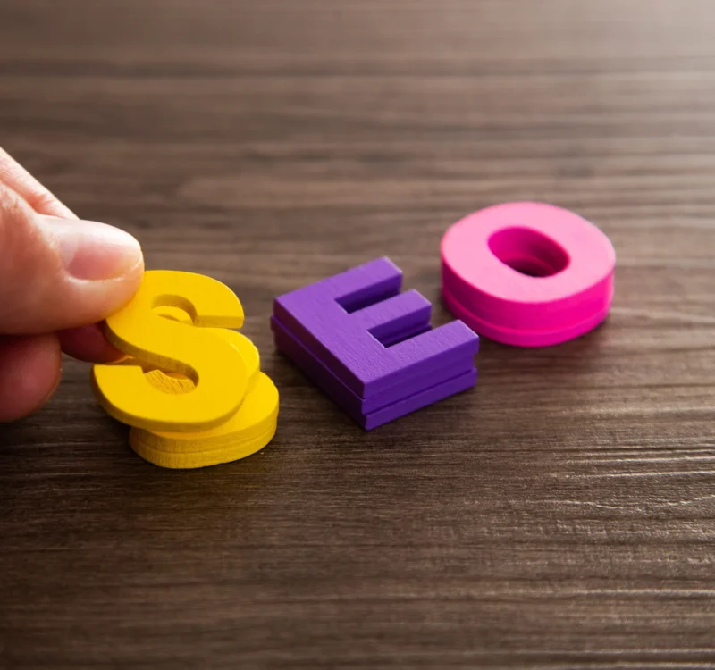 Lettres en bois formant le mot SEO